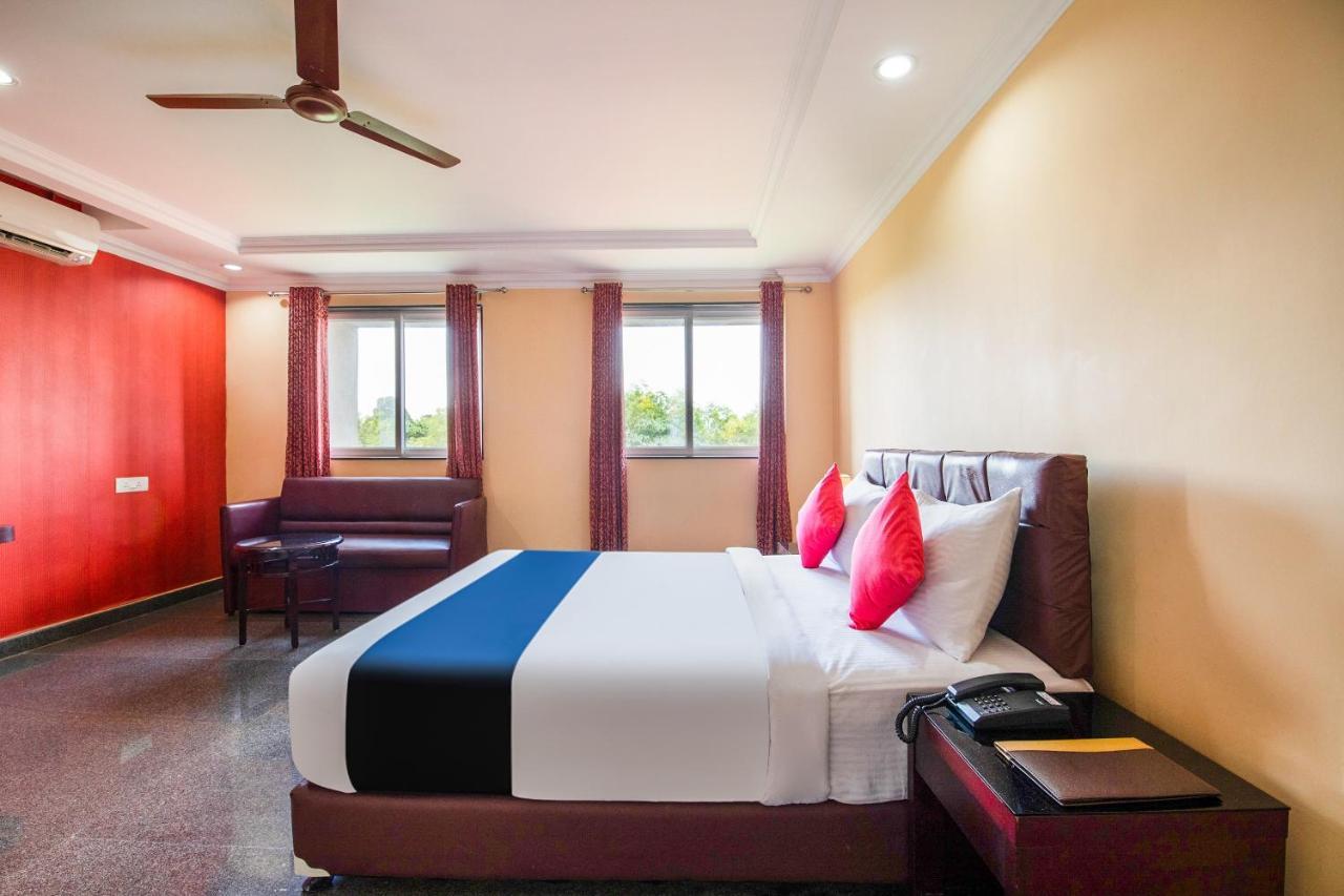 Vaccinated Staff- Capital O 22439 Ratna Forever Hotel Karkal Exterior foto