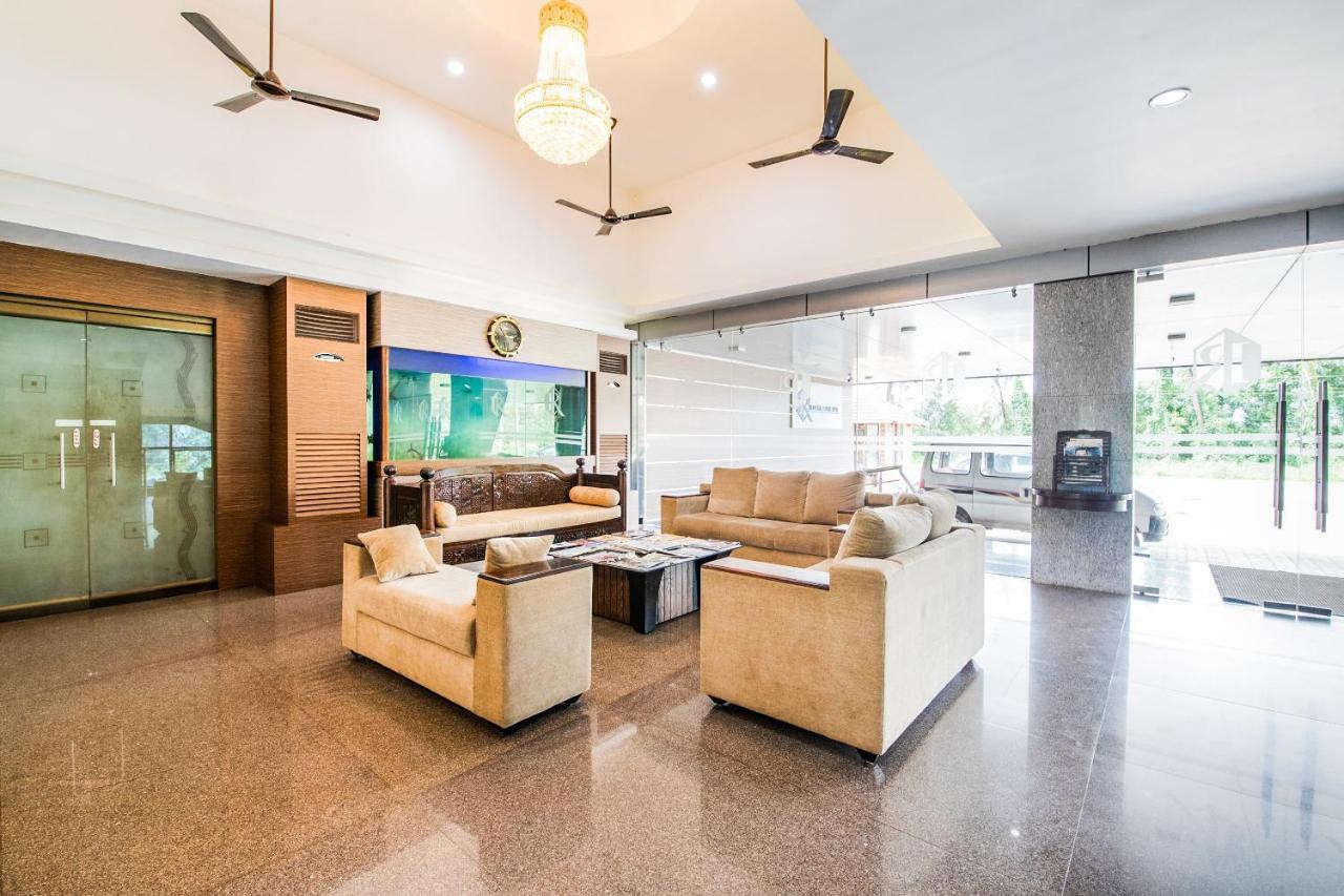 Vaccinated Staff- Capital O 22439 Ratna Forever Hotel Karkal Exterior foto