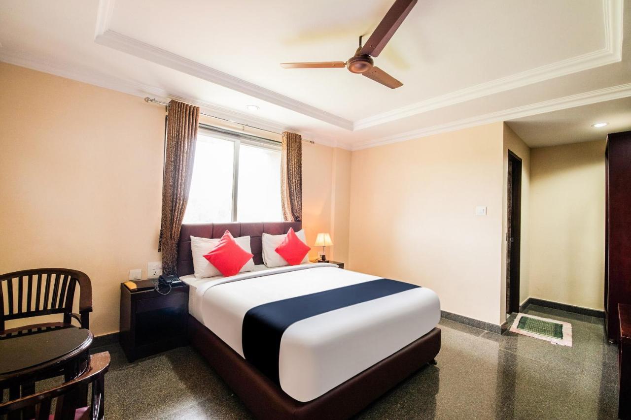 Vaccinated Staff- Capital O 22439 Ratna Forever Hotel Karkal Exterior foto