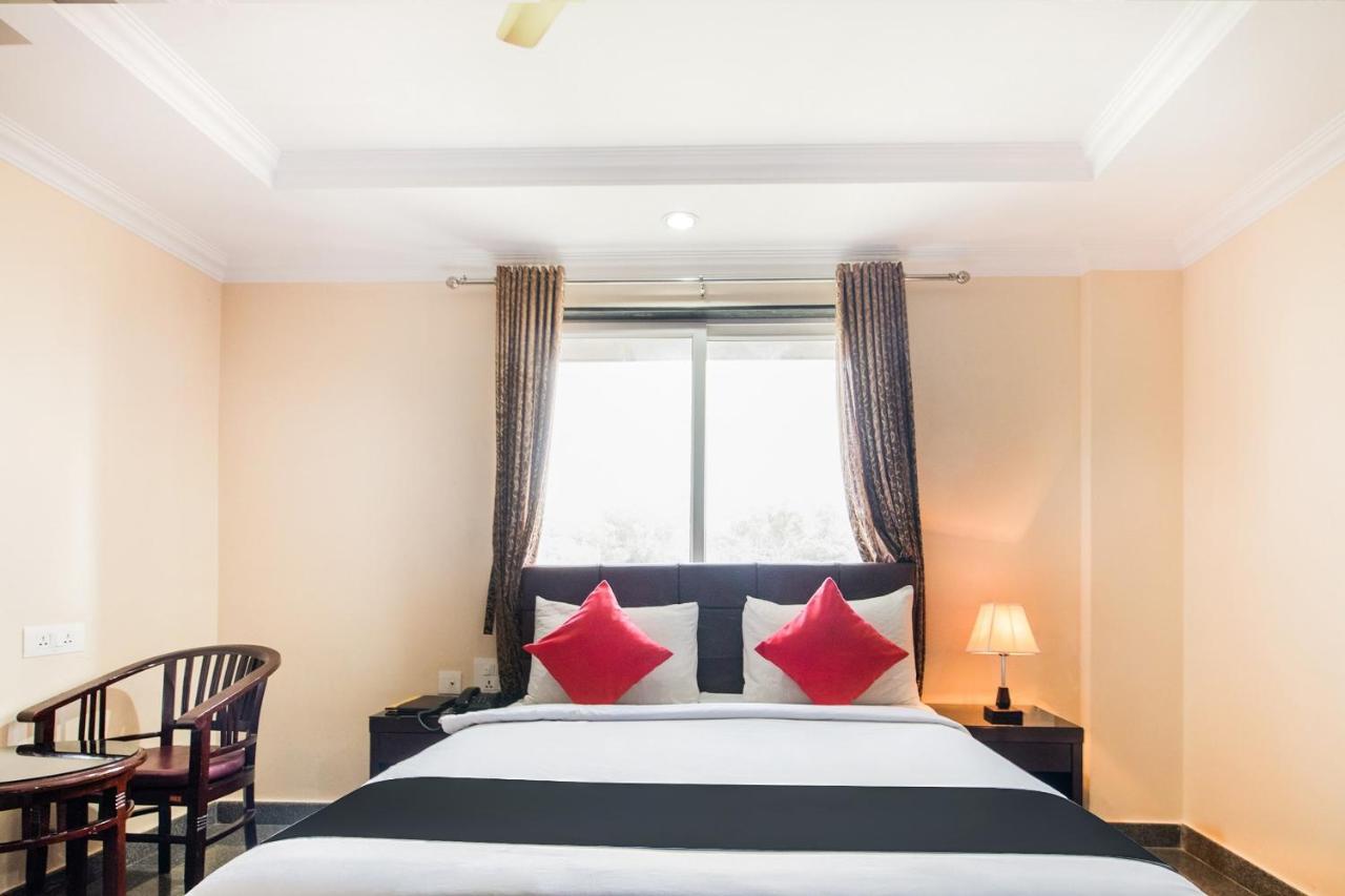 Vaccinated Staff- Capital O 22439 Ratna Forever Hotel Karkal Exterior foto