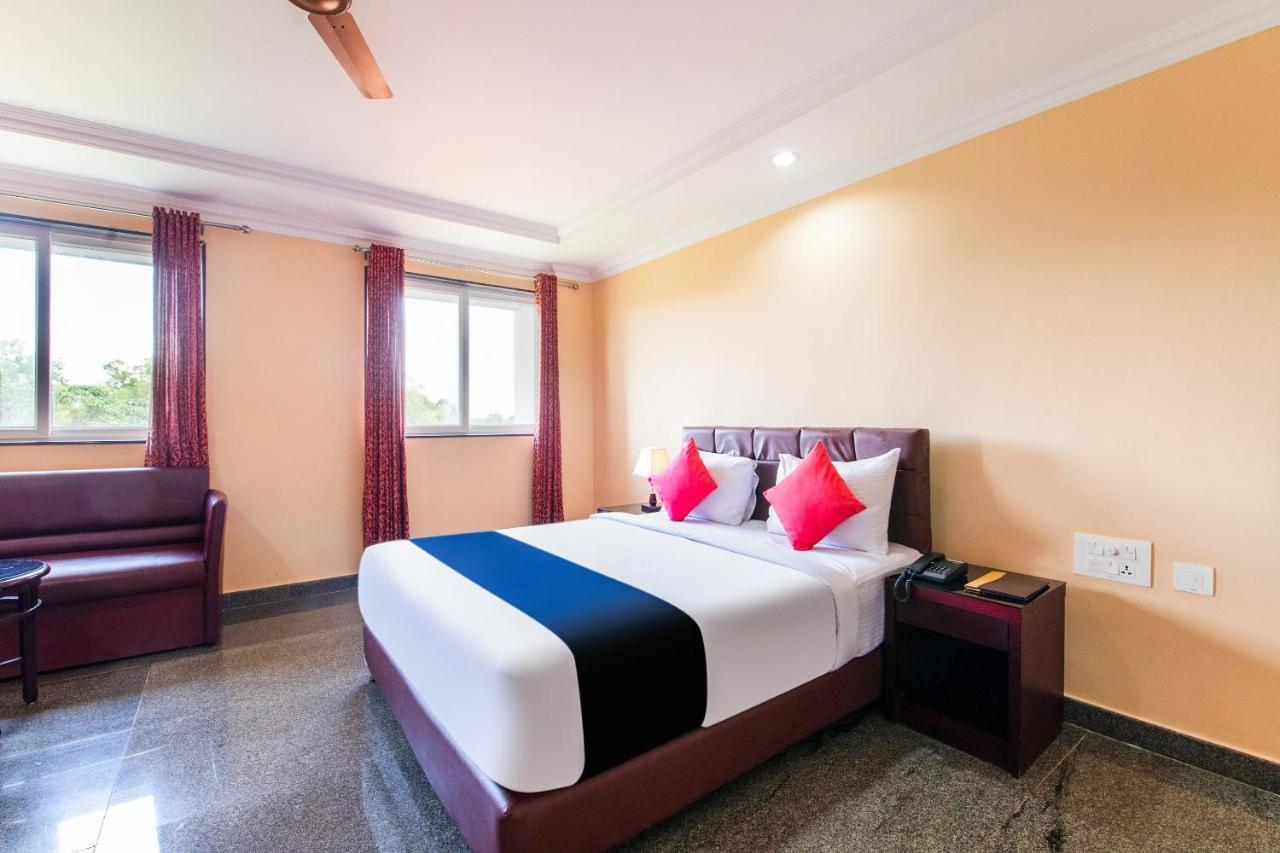 Vaccinated Staff- Capital O 22439 Ratna Forever Hotel Karkal Exterior foto